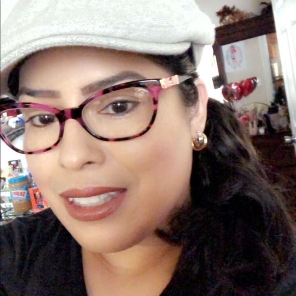 Meet your Posher, Sandy - Picture 2 of 3